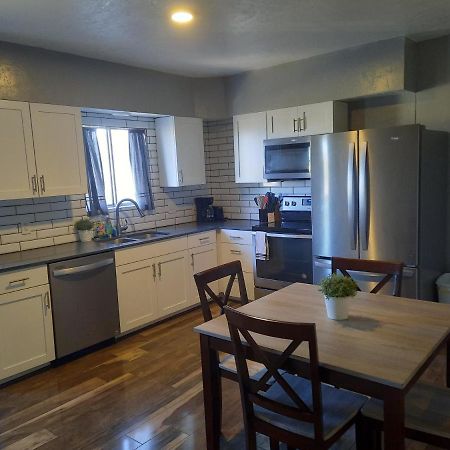 Downtown Bungalow- 2 Bedroom 시더 시티 외부 사진