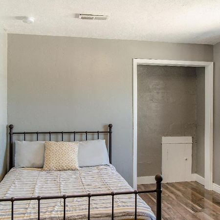 Downtown Bungalow- 2 Bedroom 시더 시티 외부 사진