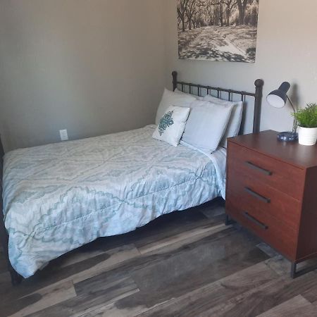 Downtown Bungalow- 2 Bedroom 시더 시티 외부 사진