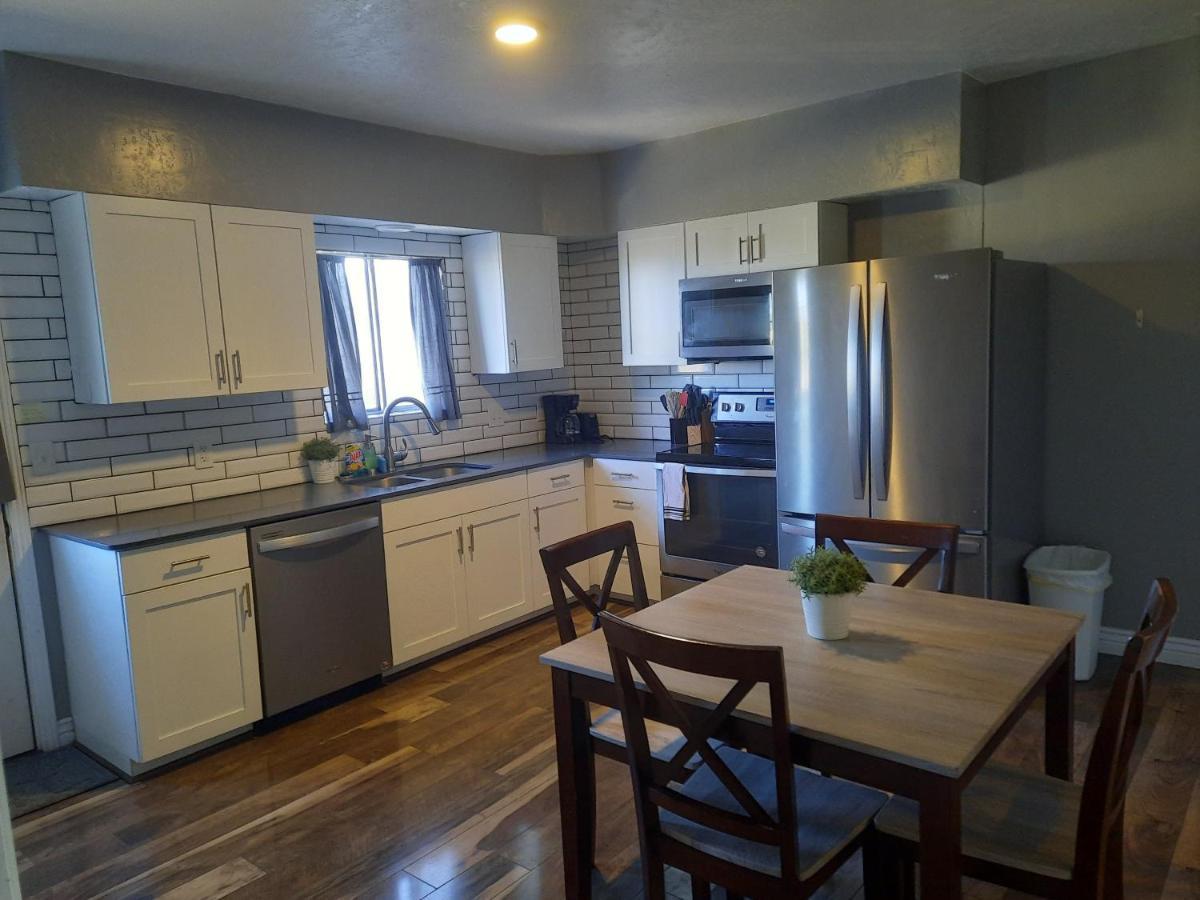 Downtown Bungalow- 2 Bedroom 시더 시티 외부 사진
