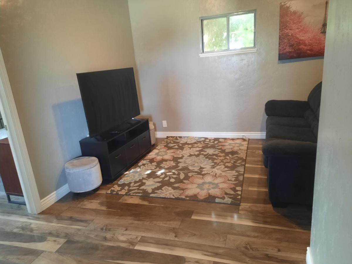 Downtown Bungalow- 2 Bedroom 시더 시티 외부 사진