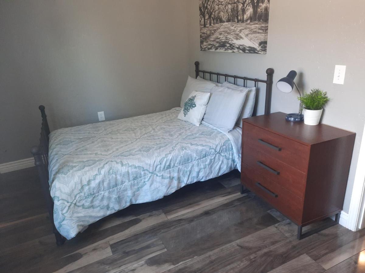 Downtown Bungalow- 2 Bedroom 시더 시티 외부 사진