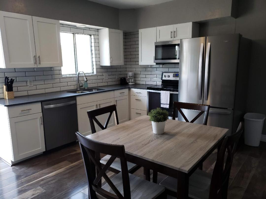 Downtown Bungalow- 2 Bedroom 시더 시티 외부 사진